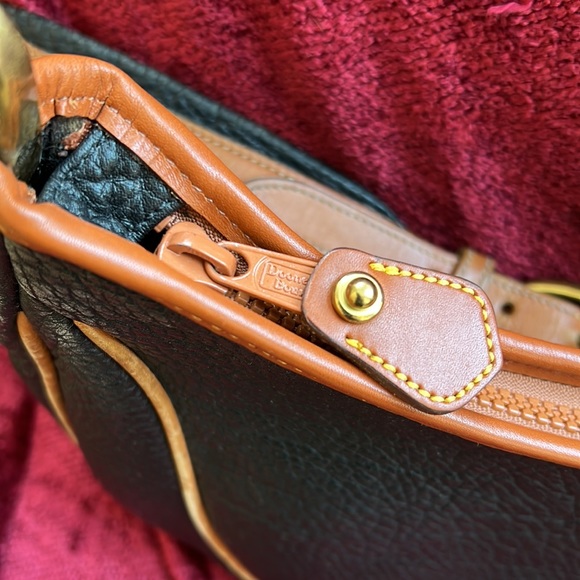VINTAGE - Dooney & Bourke Large Leather Shoulder Bag - Picture 7 of 12